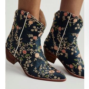 Momo x Free People Eloise Embroidered Ankle Boots, size 40